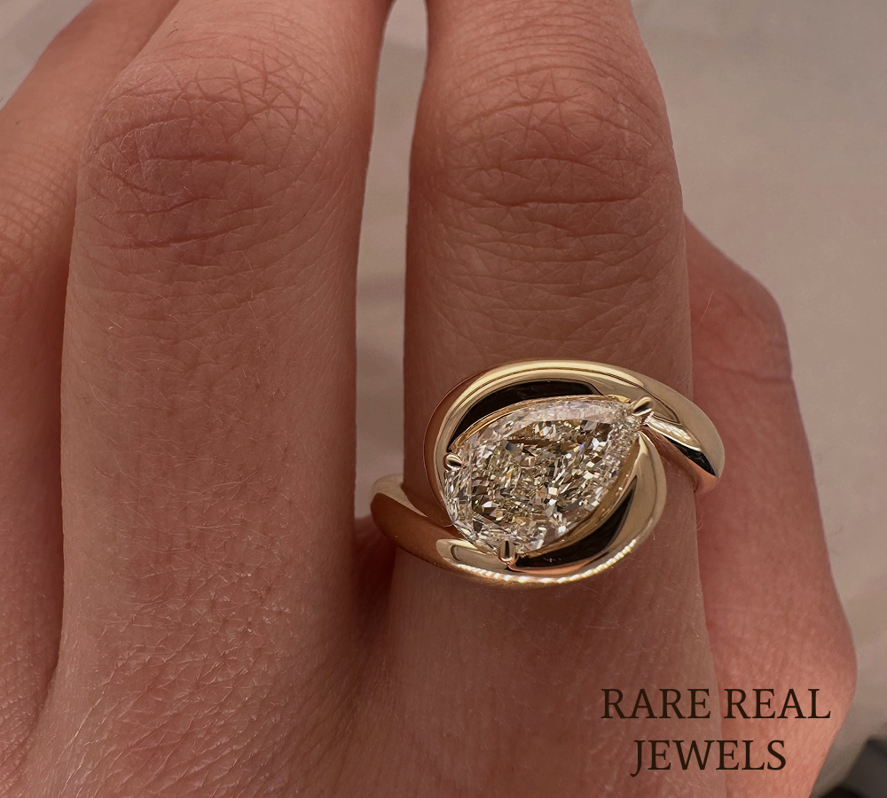 Pear Cut Lab Diamond Ring, 14K Yellow Gold Engagement Ring, Unique Teardrop Diamond Ring, Modern Luxury Bridal Jewelry, Statement Ring