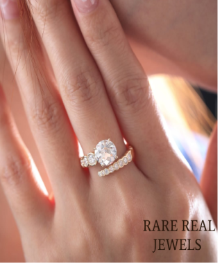 Round Brilliant Diamond Engagement Ring Set | 18K Yellow Gold Vintage Bridal Set